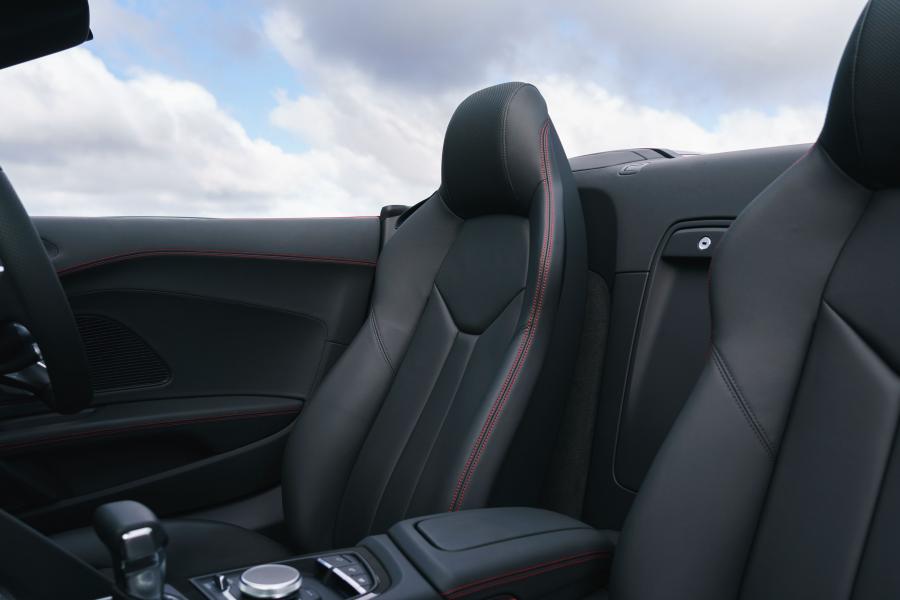 Интерьер Audi R8 V10 Performance Spyder 2019 года  (UK) (фото 36 из 40)